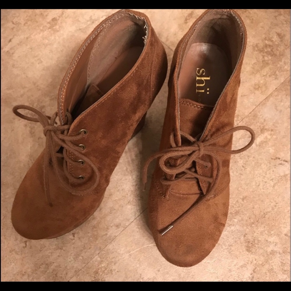 Super cute suede brown booties
